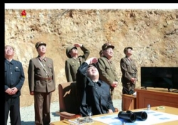 북한 김정일 대륙간탄도미사일 발사 참관
