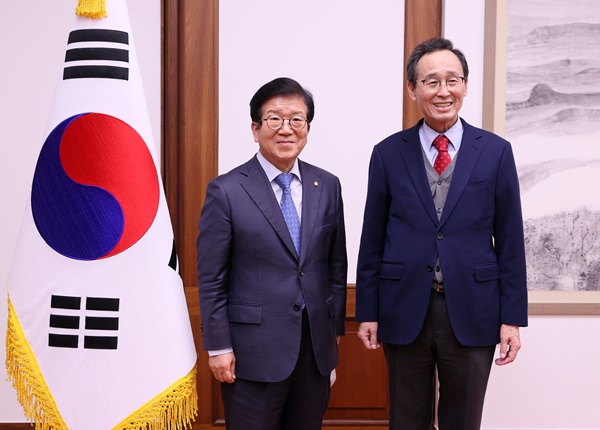 박병석 국회의장이 17일 오후 의장집무실에서 송하진 전라북도지사의 예방을 받고 있다.