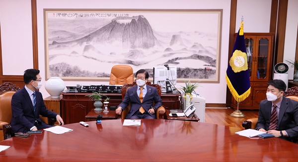 박병석 국회의장이 18일 오전 의장집무실에서 양승조 충청남도지사의 예방을 받고 충남지역 현안에 대해 이야기를 나눴다.