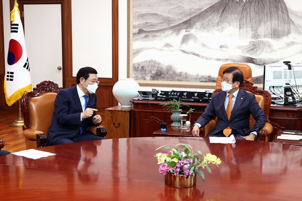박병석 국회의장이 18일 오후 의장집무실에서 이용섭 광주광역시장의 예방을 받고 있다.