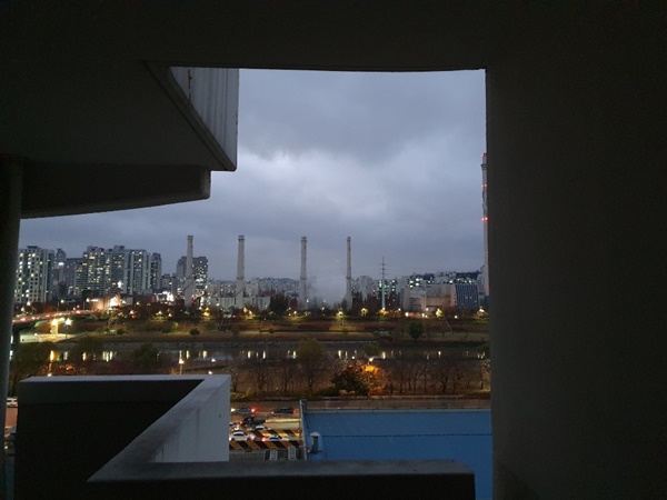  19일 오후 5시 40분경 서울 목동 열병합발전소 근처로 추정되는 곳에서 굉장한 폭음과 함께 정체를 알 수 없는 연기가 치솟고 있다.