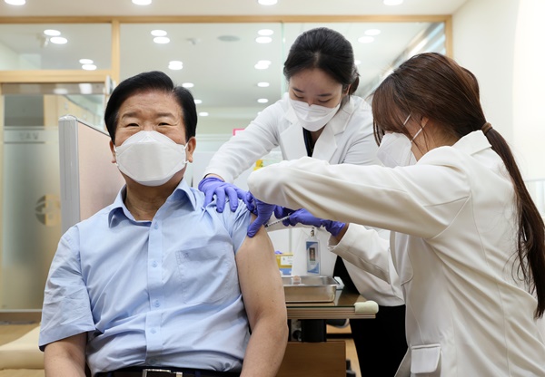 박병석 국회의장, 영등포구 보건소에서 아스트라제네카 백신 접종