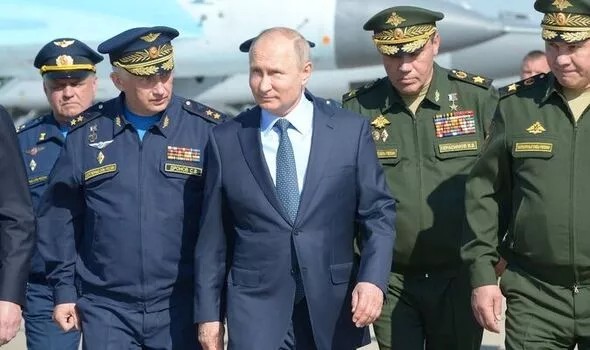 러시아 군 장성들에 둘러싸인 푸틴 러 대통령 모습. (사진출처=익스프레스)
