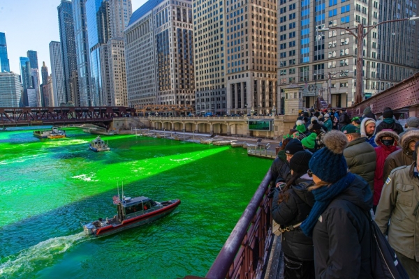 초록색으로 물들고 있는 미국 시카고 강물(사진출처 WBEZ시카고)