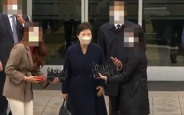 박근혜 전 대통령이 24일 8시 32분 석방 절차를 밟은 지 83일 만에 반가운 웃음을 띄며 병원문을 나섰다.(사진=YTN생방송 캡처)