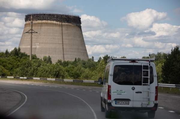 그린피스 초르노빌 조사단이 초르노빌 원자로 4호기를 향해 16일  가고 있다.(사진=그린피스)