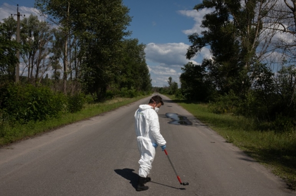 초르노빌 접근 제한구역 내 도로의 방사능 농도를 확인하는 스탠 빈센트(Stan Vincent) 그린피스 캠페이너(사진=그린피스)