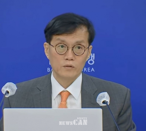 이창용 한국은행 총재가 12일 오전 서울 중구 한국은행에서 열린 기자간담회에서 기준금리 인상에 대해 설명하고 있다.