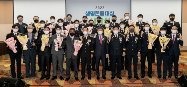 생명보험사회공헌재단(이사장 이종서)이 1일 서울 프레지던트 호텔에서 위험한 순간에도 소중한 생명을 살리기 위해 공헌한 우리 사회 속 의인을 선발해 상을 수여하는 ‘2022 생명존중대상’ 시상식을 개최했다.(사진=생명보험재단)