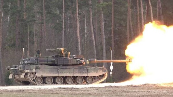 폴란드에서 포 사격 시험 중인 K2 전차의 모습. [사진=현대로템 제공]
