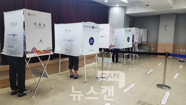 지난해 6.1 지방선거 당시 서울 마포구 투표소에서 유권자들이 투표를 하고 있다. [사진=뉴스캔DB]