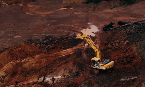 현대 로고가 붙은 굴삭기가 아마존 보호지역에서 금 채굴 활동 중이다. [사진=그린피스]