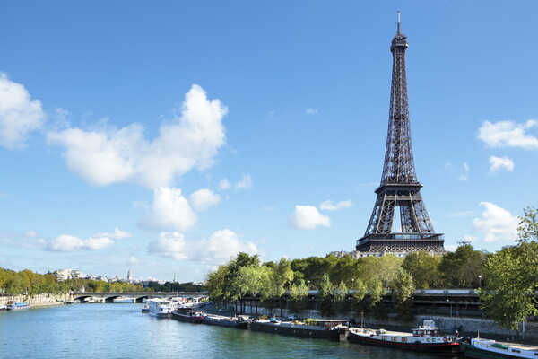  2차대전 당시 독일의 히틀러는 에펠탑 등 프랑스 파리의 문화재를 파괴하라는 명령을 부하 장교에게 내린다. 하지만 그 장교는 히틀러의 명령을 거부했고, 그 결과 에펠탑은 현재에도 프랑스의 대표적 관광지로 명성을 떨치고 있다. [사진=프리픽]