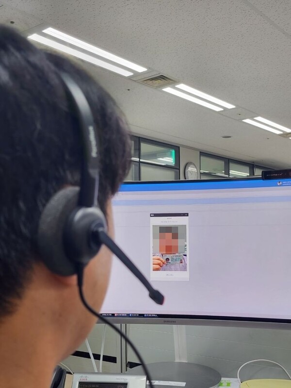 신한은행 직원이 보이스피싱 모니터링 영상 확인 시스템으로 고객 본인 여부를 확인하고 있다. [사진=신한은행 제공]