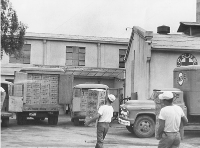  1960년대의 삼양라면 제조공장. [사진=삼양라면]