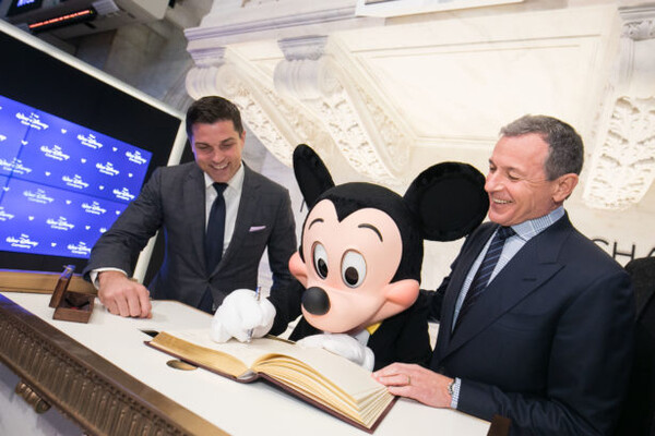 톰 팔리 NYSE 회장과 아이거 디즈니 회장이 뉴욕 증권거래소에서 미키마우스와 서명하고 있다. [사진=월트 디즈니 홈페이지]
