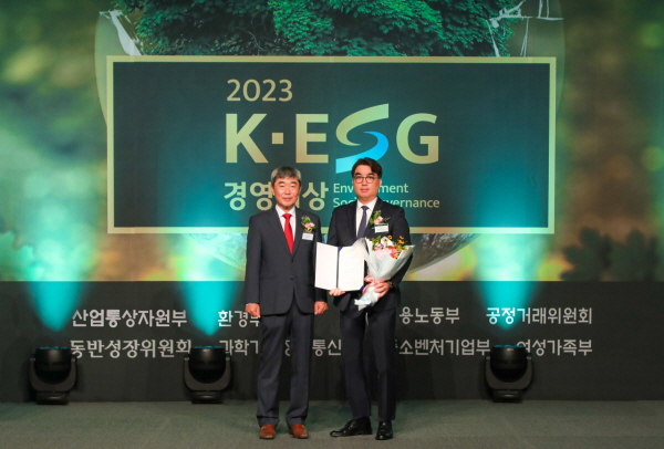 지난달 25일 오준오 보람그룹 대표이사(오른쪽)가 K-ESG 경영대상을 수상 후 기념촬영을 하고 있다. [사진=보람그룹 제공]