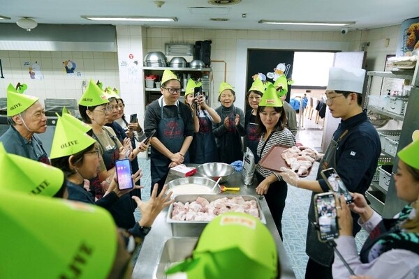 한국을 방문한 싱가폴 관광객들이 BBQ 치킨대학의 치킨캠프에 참여해 BBQ 황금올리브 치킨 조리 방법을 배우고 있다. [사진=BBQ 제공]