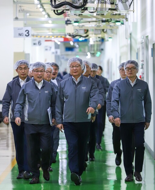 백복인 KT&G 사장(앞줄 가운데)이 임직원들과 1일 대전 신탄진 NGP(전자담배) 공장 현장을 점검하고 있다. [사진=KT&G 제공]