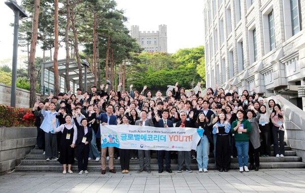 글로벌에코리더 유스 2기 부트캠프에 참가한 103명의 청년과 멘토들이 기념촬영을 하고 있다. [사진=LG생활건강 제공]