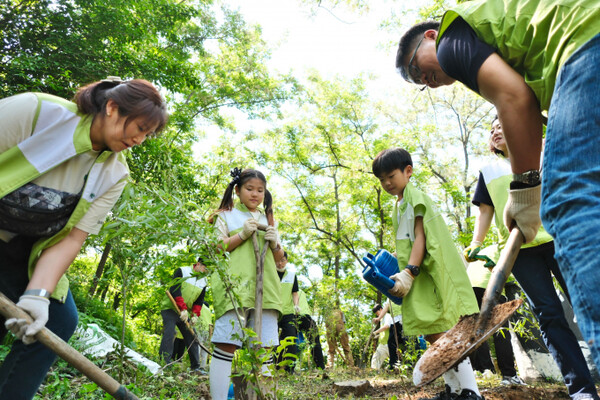 유한양행 임직원들이 노을공원에서 친환경 활동을 하고 있다. [사진=유한양행 제공]