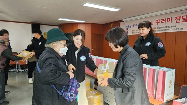 한국다문화재단 관계자들이 지난 22일 대구 달서구 행정복지센터에서 나눔행사를 열고 기념촬영을 하고 있다. [사진=한국다문화재단]