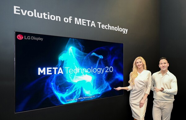 LG디스플레이 모델이 ‘메타 테크놀로지 2.0’이 적용된 OLED TV 패널 신제품을 소개하고 있다. [사진=LG디스플레이 제공]