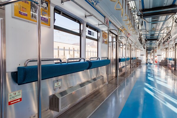 서울교통공사가 지하철 혼잡을 완화하기 위해 4호선 전동차 1칸의 객실 의자를 제거하고 '객실 의자 없는 열차'를 시범 운영한다. [사진=서울교통공사 제공]​