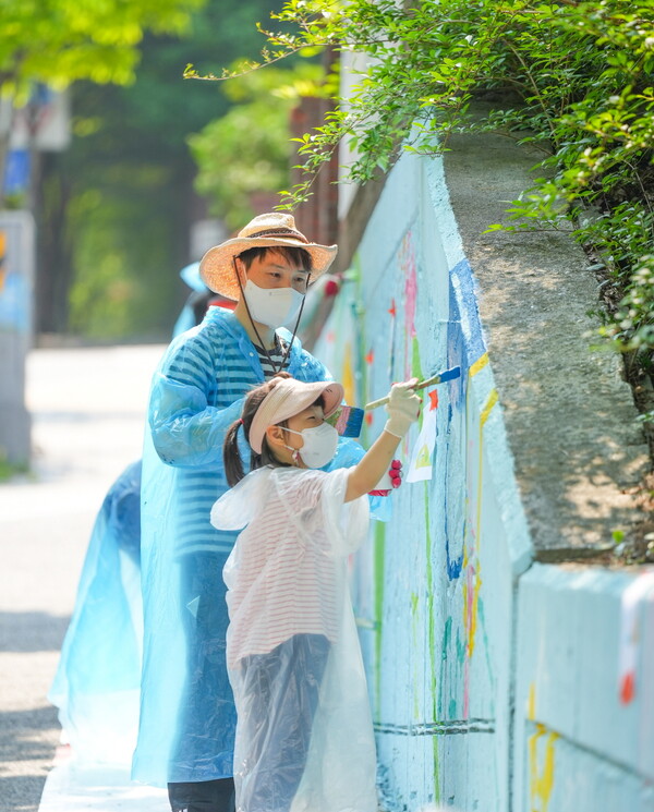  지난해 5월, 한국타이어 임직원들이 '가족과 함께하는 벽화 그리기' 활동에 참여하고 있다. [사진=한국타이어]