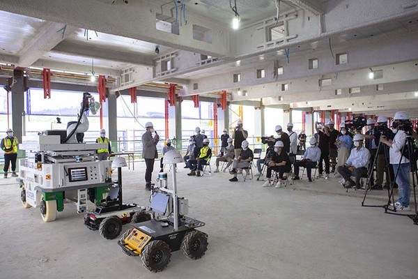 현대건설 직원이 로보틱스 시연회에서 시공현장에 적용되고 있는 AI 스마트 장비를 교육하고 있다. [사진=현대건설 제공]