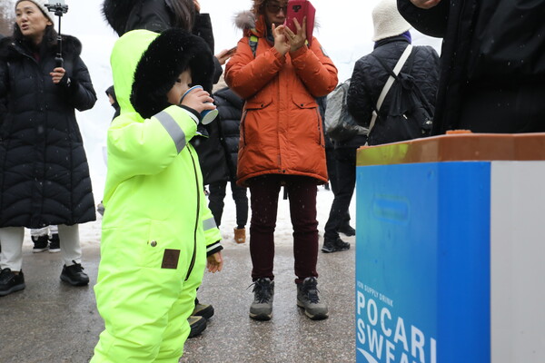  한 어린이 관광객이 포카리스웨트를 시음하고 있다. [사진=동아오츠카]