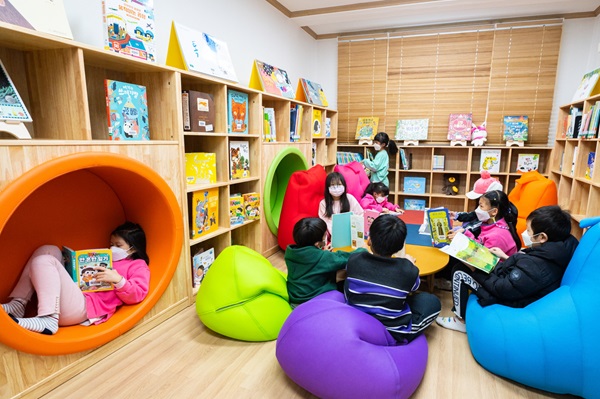 KB국민은행이 조성한 ‘작은도서관’에서 어린이들이 책을 읽고 있다. [사진=KB국민은행 제공]